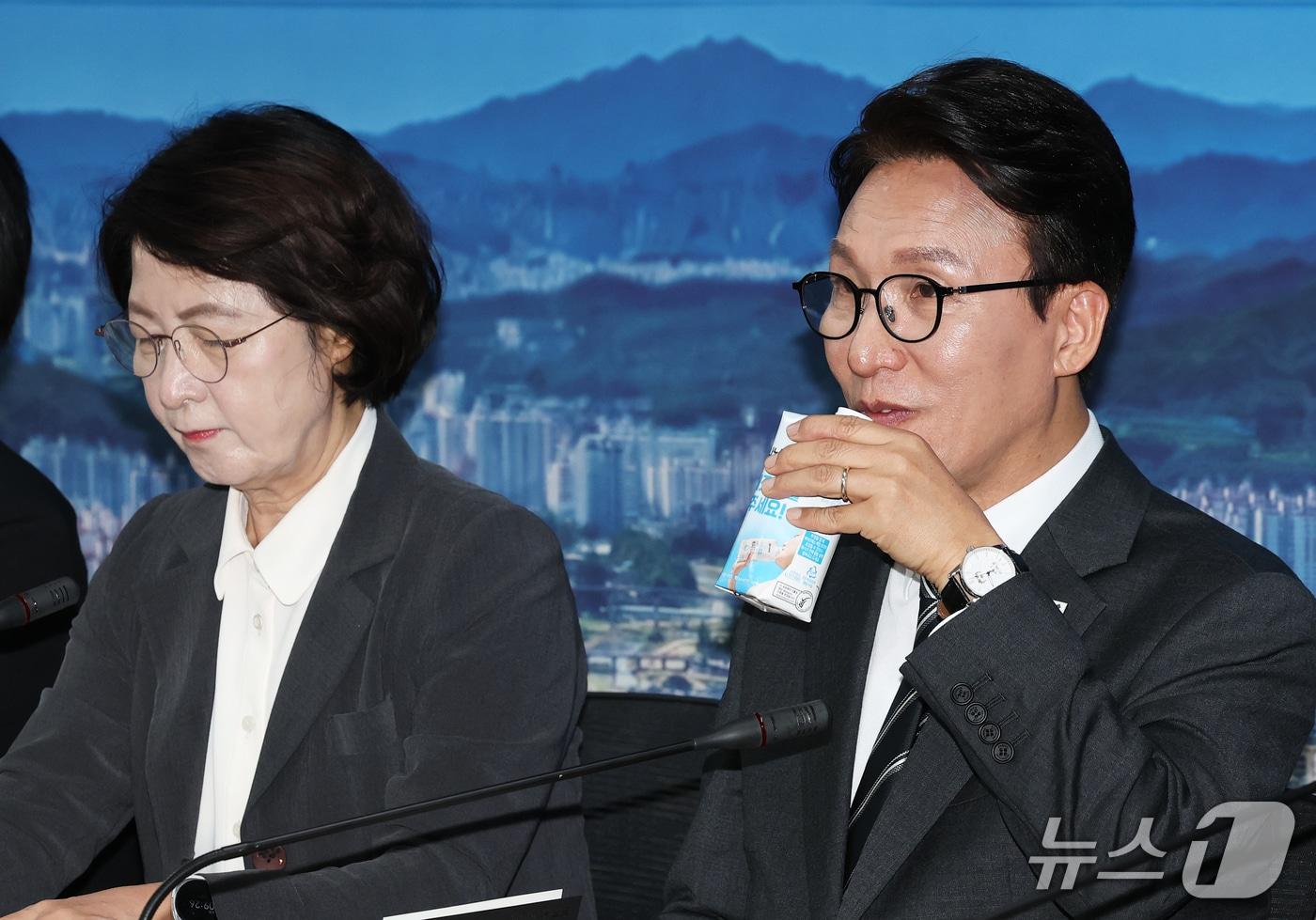 본문 이미지 - 김민석 더불어민주당 대표가 21일 오전 경기 의정부시 경기도청 북부청사에서 열린 경기 최고위원회의에서 잠시 목을 축이고 있다. 2026.9.21 ⓒ 뉴스1 오대일 기자