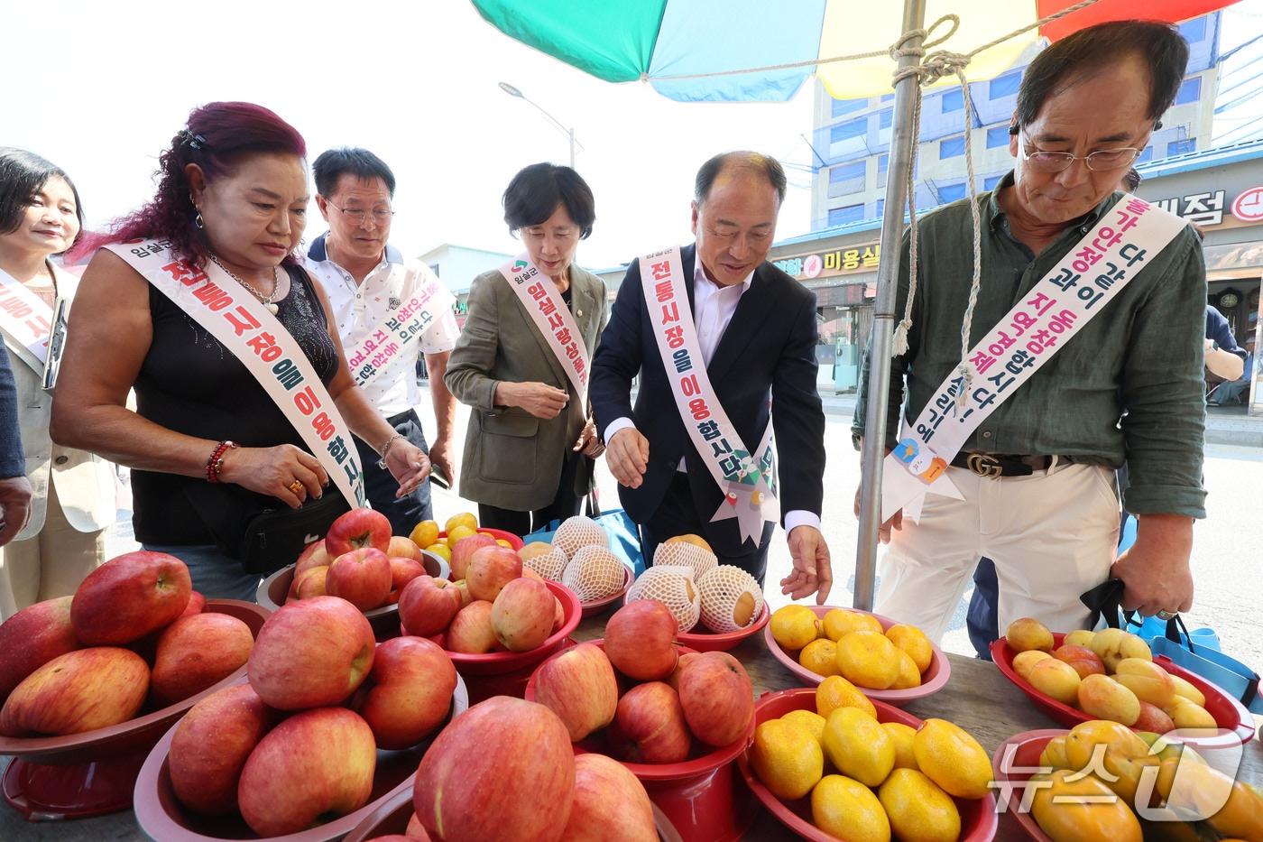 본문 이미지 - 한득수 전북 임실군수가 임실시장에서 장보기 행사를 갖고 있다.(임실군 제공, 재판매 및 DB 금지)2026.9.21/뉴스1