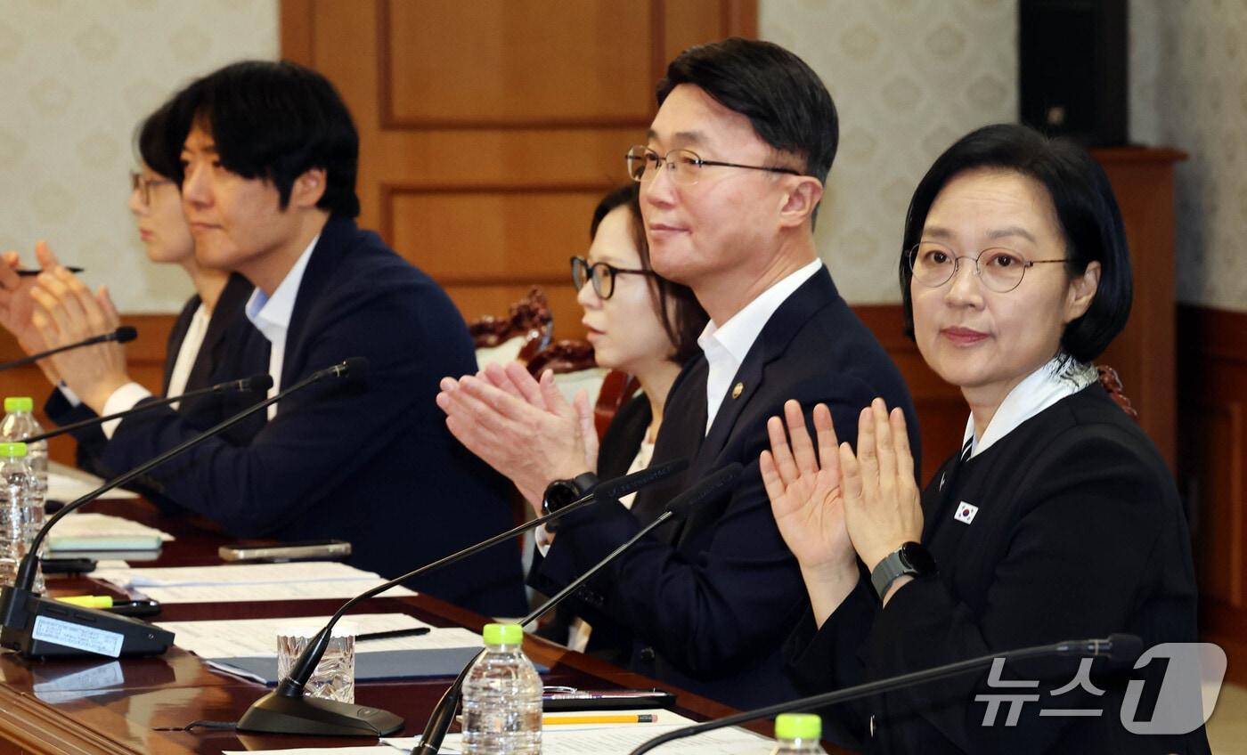 본문 이미지 - 한성숙 국무총리가 21일 서울 종로구 정부서울청사에서 제1차 글로벌 AI 허브 추진위원회 회의를 주재하고 있다. 2026.9.21 ⓒ 뉴스1 이종덕 기자