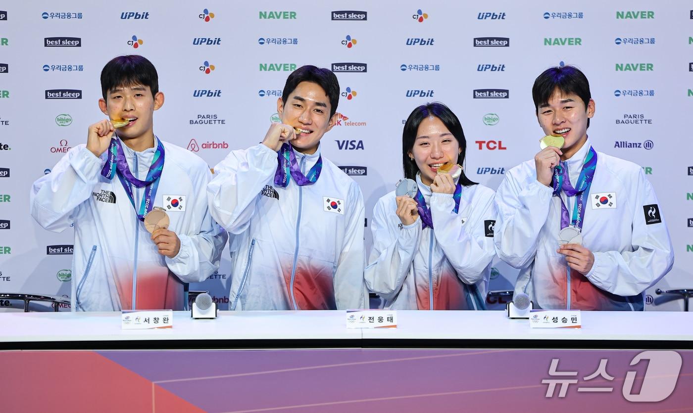 본문 이미지 - 근대5종 이종현, 서창완, 전웅태, 성승민이 21일 일본 나고야 코리안하우스에서 열린 근대5종·테크볼 금메달리스트 기자회견에서 기념촬영을 하고 있다. 2026.9.21 ⓒ 뉴스1 김도우 기자