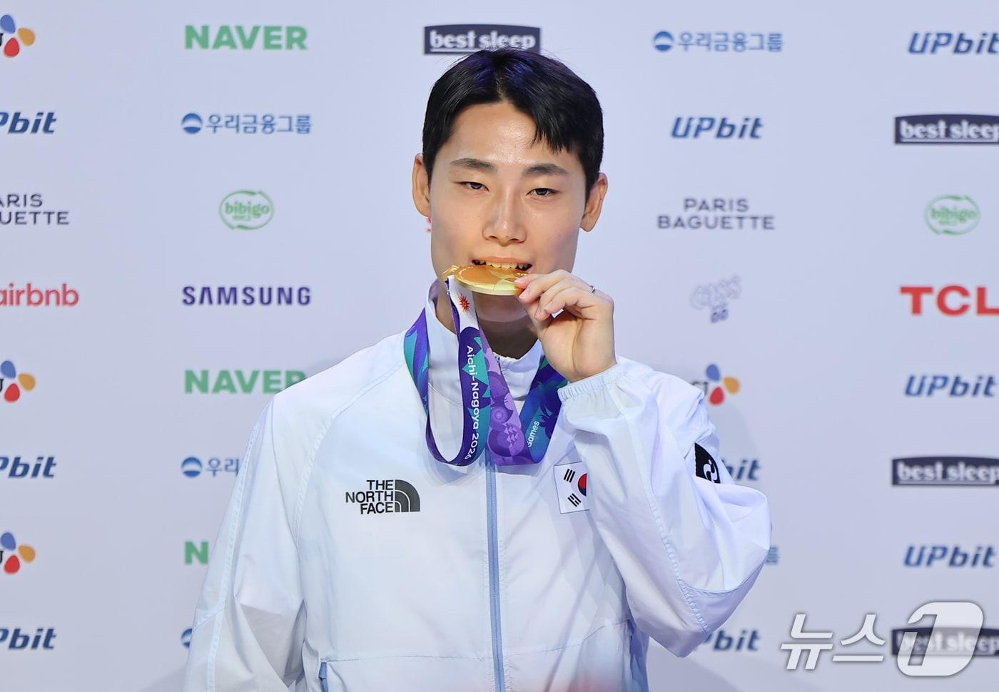 본문 이미지 - 테크볼 이준석이 21일 일본 나고야 코리안하우스에서 열린 근대5종·테크볼 금메달리스트 기자회견에서 기념촬영을 하고 있다. 2026.9.21 ⓒ 뉴스1 김도우 기자