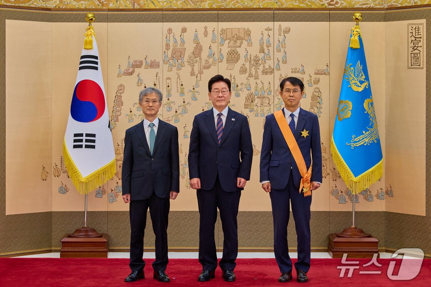 본문 이미지 - 이재명 대통령이 21일 청와대에서 이흥구 전 대법관에게 서훈을 수여한 후 기념촬영을 하고 있다. 왼쪽은 조희대 대법원장. (청와대 제공. 재판매 및 DB 금지) 2026.9.21 ⓒ 뉴스1 이재명 기자