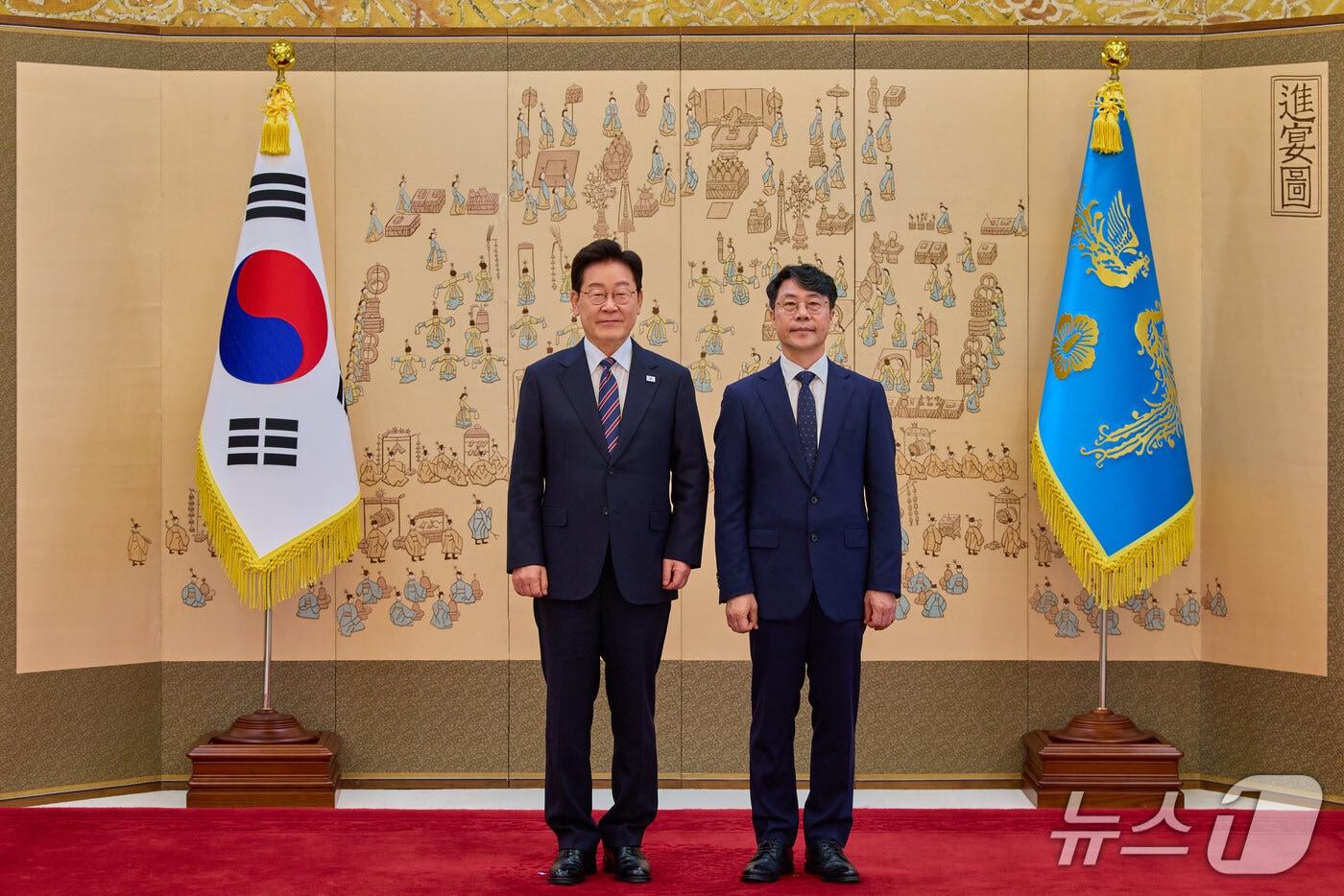본문 이미지 - 이재명 대통령이 21일 청와대에서 김성수 대법관에게 임명장을 수여한 후 기념촬영을 하고 있다. (청와대 제공. 재판매 및 DB 금지) 2026.9.21 ⓒ 뉴스1 이재명 기자