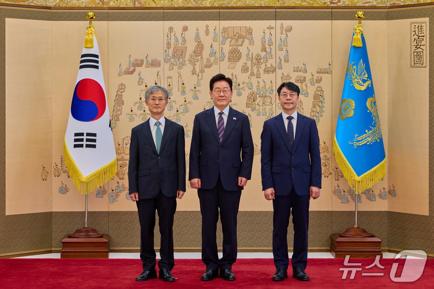 본문 이미지 - 이재명 대통령이 21일 청와대에서 김성수 대법관에게 임명장을 수여한 후 기념촬영을 하고 있다. 왼쪽은 조희대 대법원장. (청와대 제공. 재판매 및 DB 금지) 2026.9.21 ⓒ 뉴스1 이재명 기자