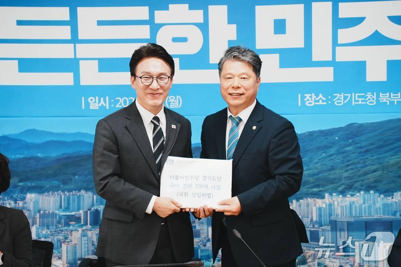 본문 이미지 - 김민석 더불어민주당 대표와 서영석 민주당 경기도당위원장.(민주당 제공. 재판매 및 DB 금지) 2026.9.21/뉴스1