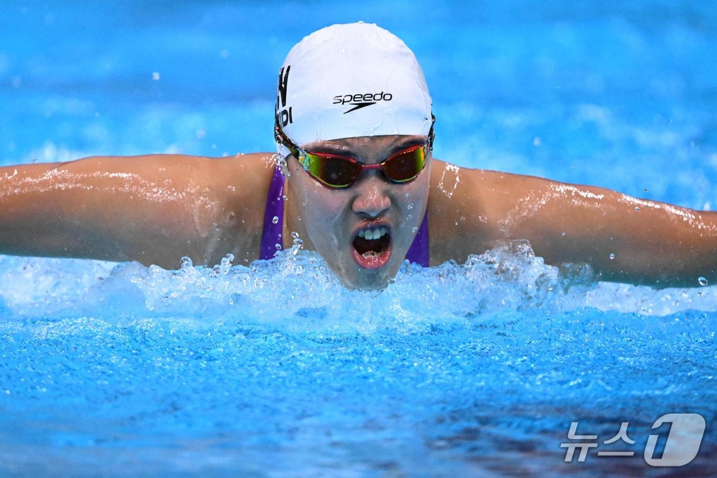 본문 이미지 - 중국의 위쯔디가 20일 일본 도쿄 아쿠아틱스센터에서 열리는 2026 아시안 게임 여자 200m 접영 결승에 출전하고 있다.ⓒ AFP=뉴스1