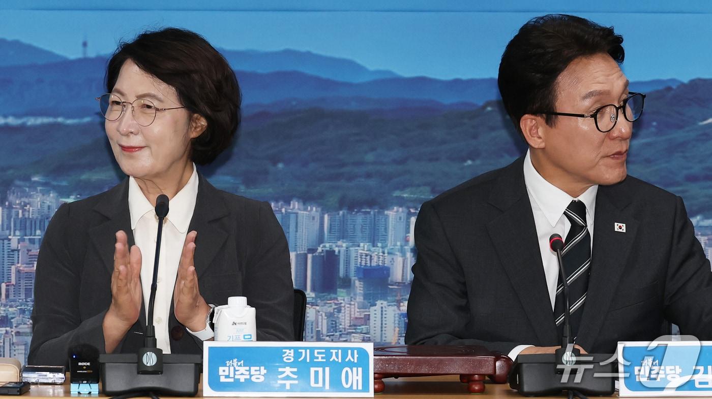 본문 이미지 - 지난 9월 경기 의정부시 경기도청 북부청사에서 열린 경기 최고위원회의에서 김민석 더불어민주당 대표와 추미애 경기도지사가 서로 다른 곳을 바라보고있다. ⓒ 뉴스1
