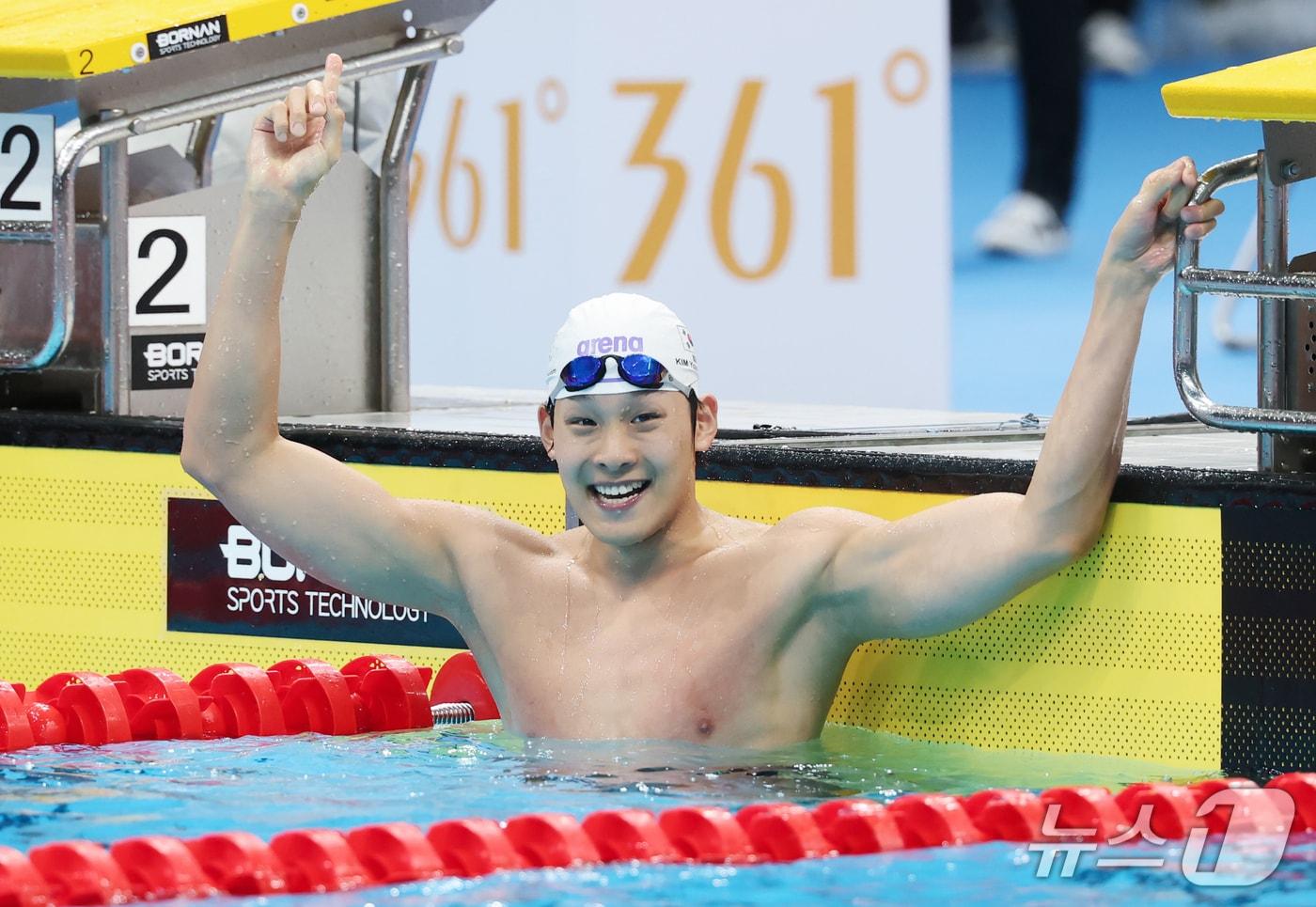 본문 이미지 - 김영범이 21일 일본 도쿄 아쿠아틱스센터에서 열린 2026 아이치·나고야 아시안게임 수영 경영 남자 자유형 50m 예선에서 조1위로 들어온 뒤 기뻐하고 있다. 이날 김영범은 21초71으로 종전 아시안게임 기록을 넘어서며, 가장 빠른 기록으로 결선에 진출했다. 2026.9.21 ⓒ 뉴스1 김민지 기자