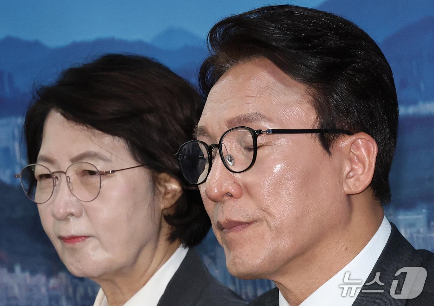 본문 이미지 - 김민석 더불어민주당 대표와 추미애 경기도지사가 21일 오전 경기 의정부시 경기도청 북부청사에서 열린 경기 최고위원회의에서 나란히 생각에 잠겨 있다. 2026.9.21 ⓒ 뉴스1 오대일 기자