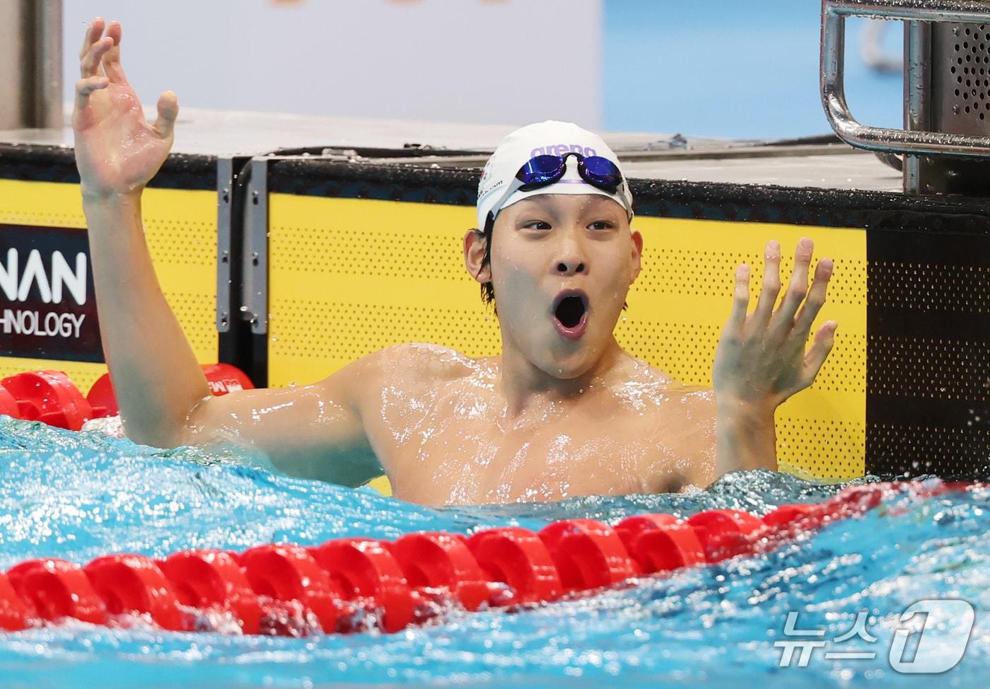 본문 이미지 - 김영범이 21일 일본 도쿄 아쿠아틱스센터에서 열린 2026 아이치·나고야 아시안게임 수영 경영 남자 자유형 50m 예선에서 조1위로 들어온 뒤 기뻐하고 있다. 이날 김영범은 21초71로 종전 아시안게임 기록을 넘어서며, 가장 빠른 기록으로 결선에 진출했다. 2026.9.21 ⓒ 뉴스1 김민지 기자