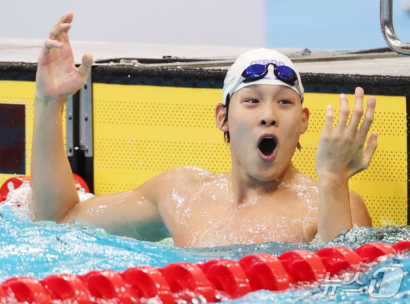 본문 이미지 - 김영범이 21일 일본 도쿄 아쿠아틱스센터에서 열린 2026 아이치·나고야 아시안게임 수영 경영 남자 자유형 50m 예선에서 조1위로 들어온 뒤 기뻐하고 있다. 이날 김영범은 21초71로 종전 아시안게임 기록을 넘어서며, 가장 빠른 기록으로 결선에 진출했다. 2026.9.21 ⓒ 뉴스1 김민지 기자