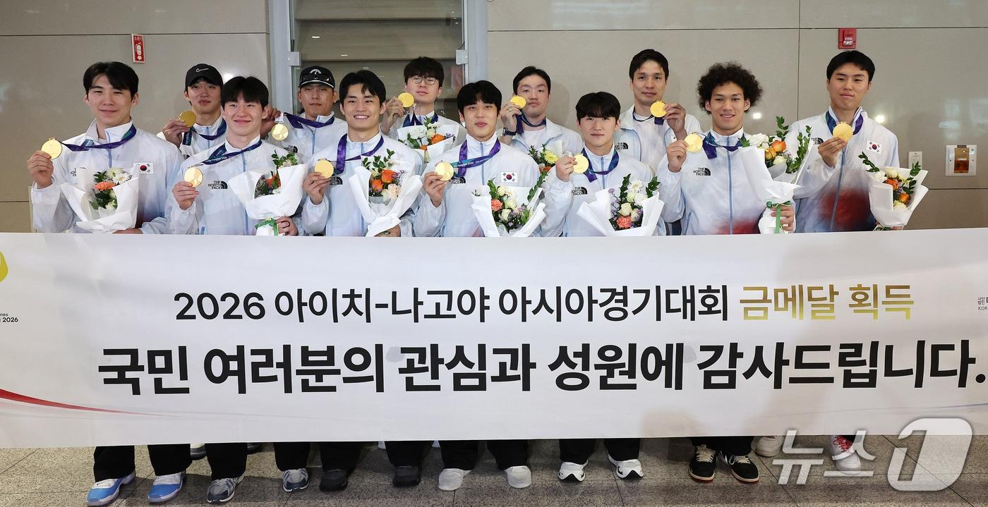 본문 이미지 - 2026 나고야 아시안게임에서 금메달을 차지한 대한민국 농구대표팀 선수들이 21일 인천국제공항 제2여객터미널을 통해 귀국해 기념촬영을 하고 있다. 2026.9.21 ⓒ 뉴스1 박지혜 기자