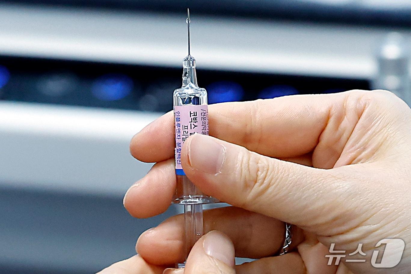 본문 이미지 - 2026~2027절기 인플루엔자(독감) 무료 예방접종이 시작된 날 서울시 성북구 동소문로 우리아이들병원에서 의사가 독감 예방 접종을 준비하고 있다.  ⓒ 뉴스1 박정호 기자