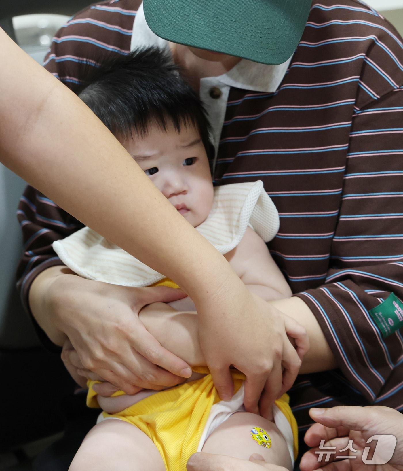본문 이미지 - 소아과에서 아이가 독감 예방접종을 받고 있다. 2026.9.21 ⓒ 뉴스1 김영운 기자