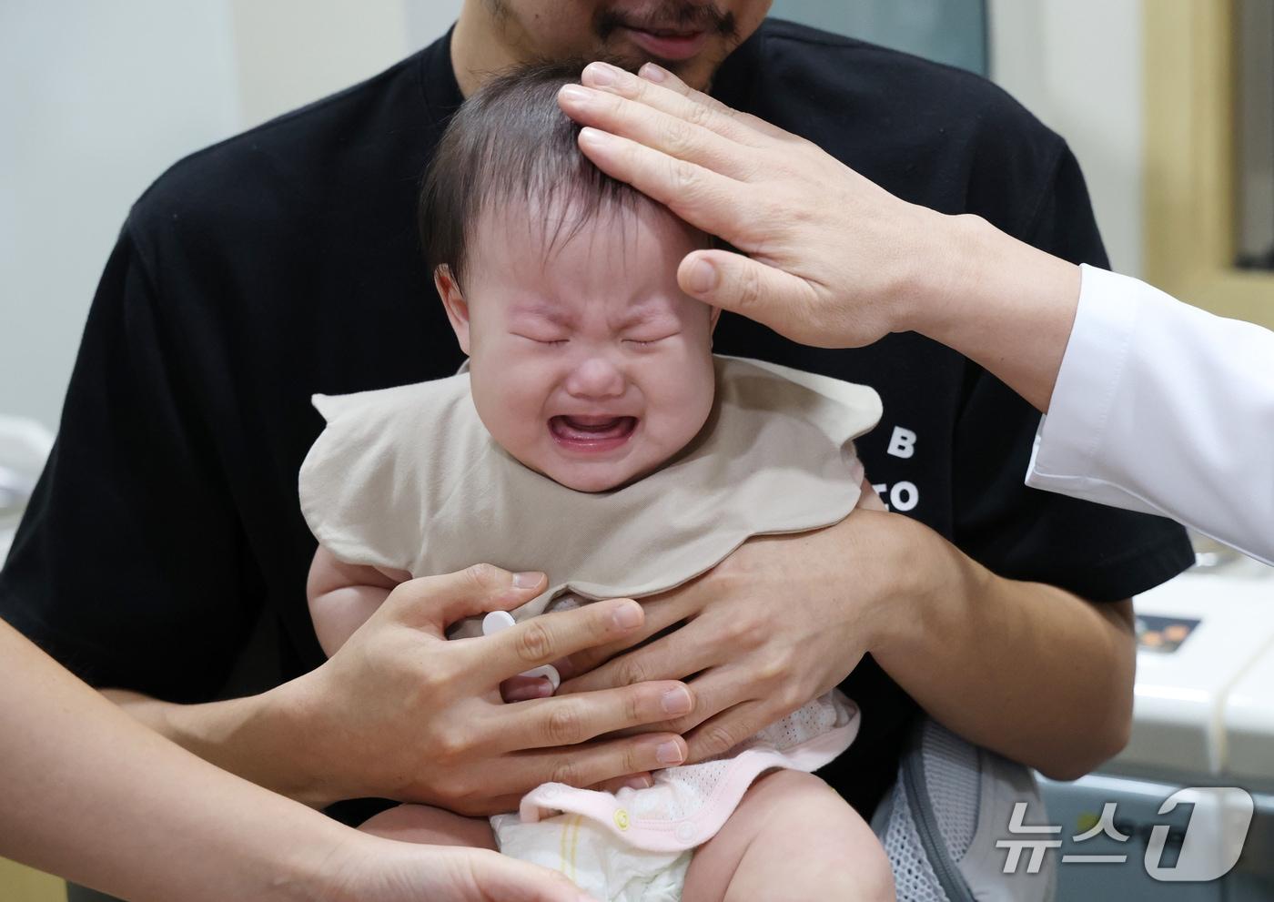 본문 이미지 - 2026~2027절기 인플루엔자(독감) 국가예방접종이 시작된 지난 달 21일 경기 수원시 팔달구의 한 소아과에서 아이가 독감 예방접종을 받고 있다. ⓒ 뉴스1 