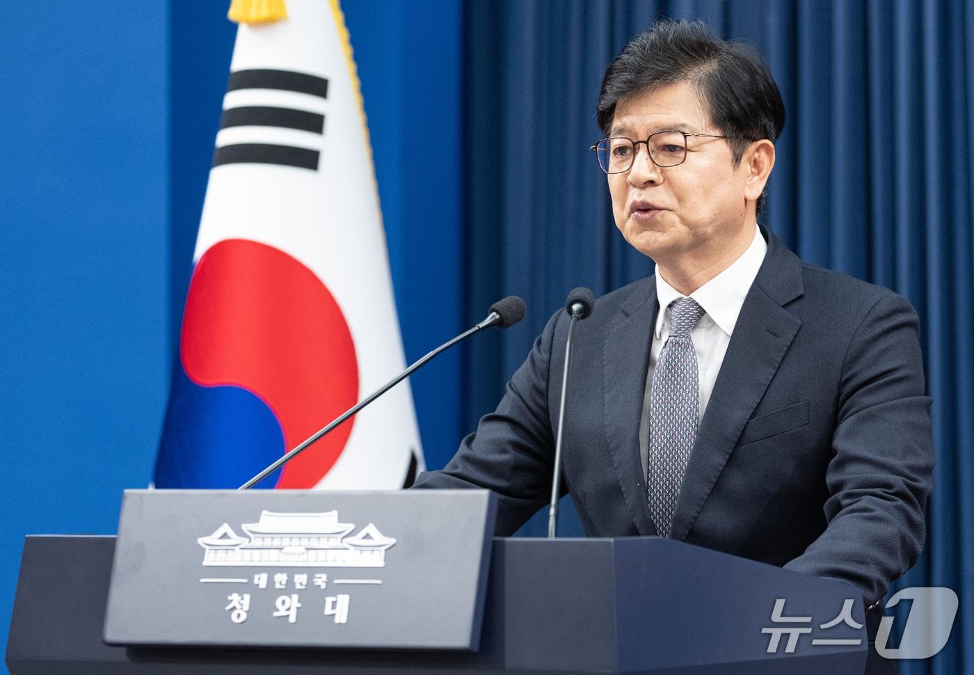 본문 이미지 - 성기홍 홍보소통수석이 21일 청와대 춘추관에서 현안 관련 브리핑을 하고 있다. 2026.9.21 ⓒ 뉴스1 이재명 기자