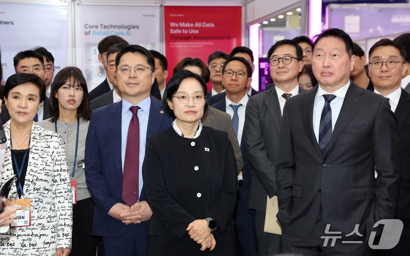 본문 이미지 - 한성숙 국무총리와 최태원 대한상공회의소 회장이 21일 서울 강남구 코엑스에서 열린 제3회 대한민국 사회적 가치 페스타 개막식에서 전시장을 순람하고 있다. 올해 페스타의 핵심 의제는 '로컬-지역의 미래'로 설정됐다. 수도권과 비수도권 간 격차 완화와 인구 감소, 청년 일자리 문제 등 복합적인 지역 현안의 해법을 논의하기 위해 마련됐다. 2026.9.21 ⓒ 뉴스1 김명섭 기자