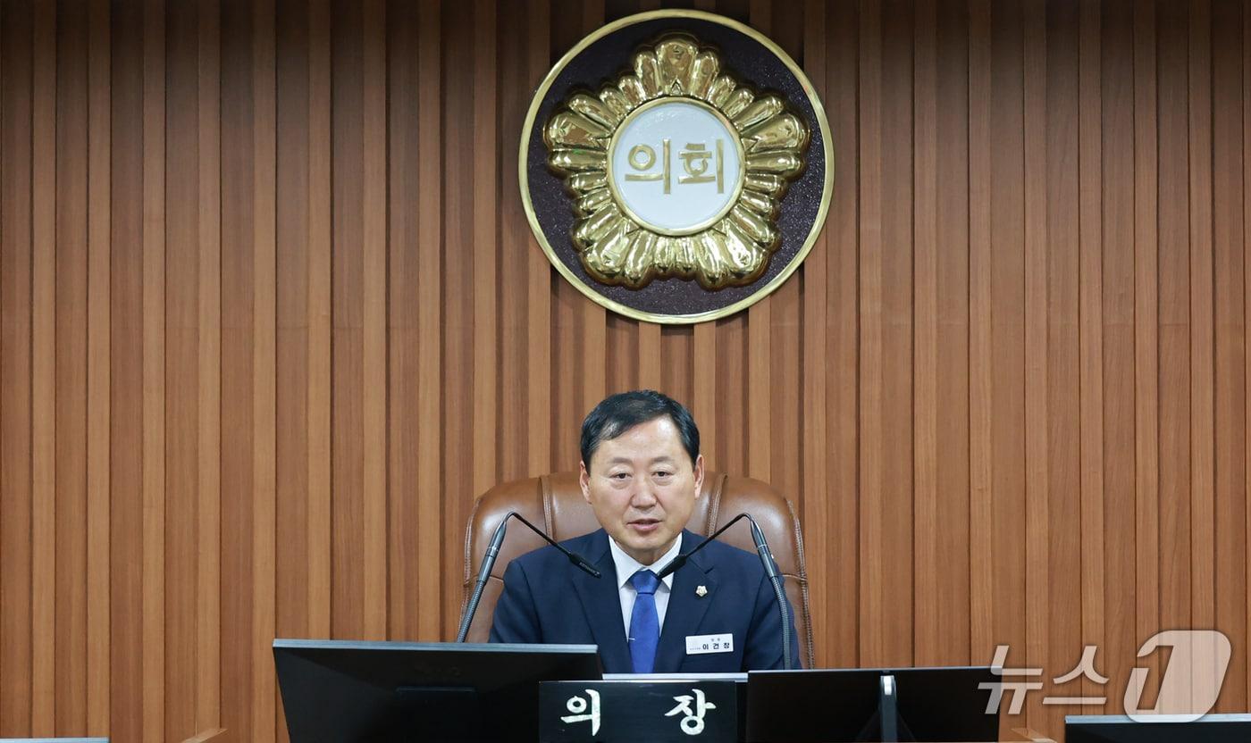 본문 이미지 -  정례회를 진행하는 논산시의회 이건창 의장. (논산시의회 제공. 재판매 및 DB금지) /뉴스1