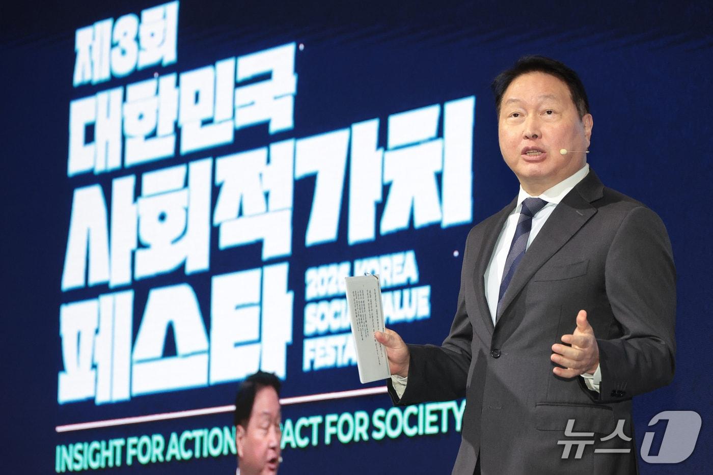 본문 이미지 - 최태원 대한상공회의소 회장이 21일 서울 강남구 코엑스에서 열린 제3회 대한민국 사회적 가치 페스타 개막식에서 개회사를 하고 있다. 올해 페스타의 핵심 의제는 '로컬-지역의 미래'로 설정됐다. 수도권과 비수도권 간 격차 완화와 인구 감소, 청년 일자리 문제 등 복합적인 지역 현안의 해법을 논의하기 위해 마련됐다. 2026.9.21 ⓒ 뉴스1 김명섭 기자
