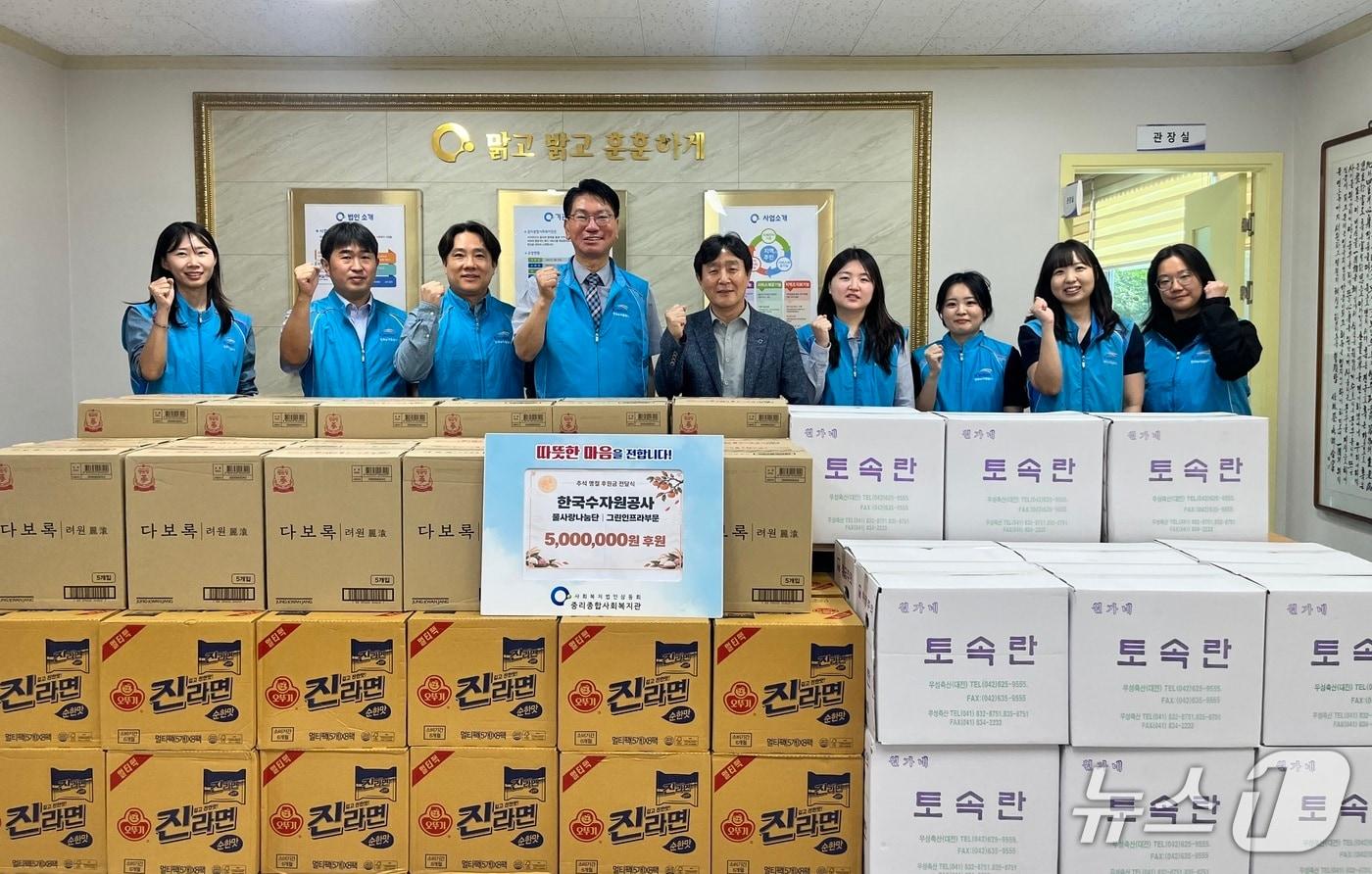 본문 이미지 - 한국수자원공사 그린인프라부문 직원들이 대전 대덕구 중리종합사회복지관을 방문해 지역 내 취약계층 지원을 위한 성금 500만 원을 전달하고 기념사진을 촬영하고 있다. (한국수자원공사 제공. 재판매 및 DB금지) /뉴스1