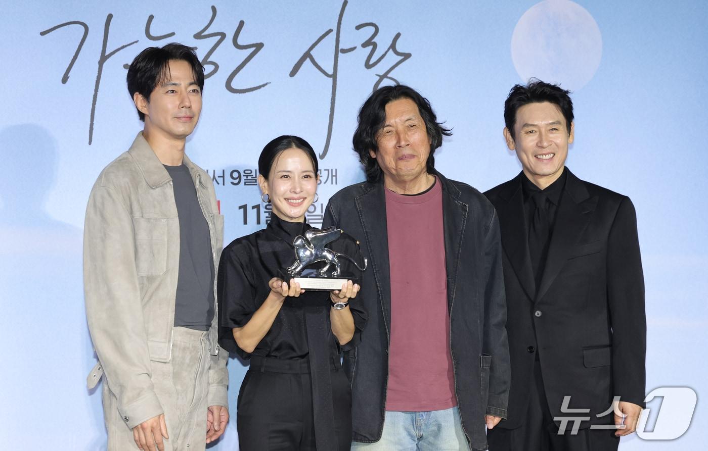 본문 이미지 - 배우 조인성(왼쪽부터)과 조여정, 이창동 감독, 설경구가 21일 서울 용산구 CGV용산아이파크몰에서 열린 넷플릭스 영화 ‘가능한 사랑’ 기자간담회에 참석해 포즈를 취하고 있다. ‘가능한 사랑’은 해고 노동자 부부와 다큐멘터리 감독 부부가 다큐멘터리 제작을 위해 만나 서로 다른 삶과 숨은 욕망을 마주하는 이야기를 그린 작품이다. 이창동 감독은 ‘가능한 사랑’으로 지난 12일(현지 시각) 이탈리아 베네치아에서 열린 제83회 베니스국제영화제에서 은사자상 심사위원상을 수상했다. 2026.9.21 ⓒ 뉴스1 권현진 기자