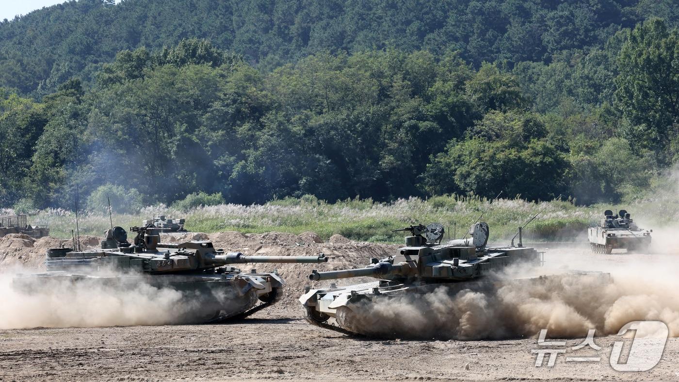 본문 이미지 - 21일 충남 계룡대 활주로에서 열린 2026 지상군페스티벌 현장 공개에서 K2전차가 전투시현을 하고 있다.(자료사진) 2026.9.21 ⓒ 뉴스1 김기태 기자
