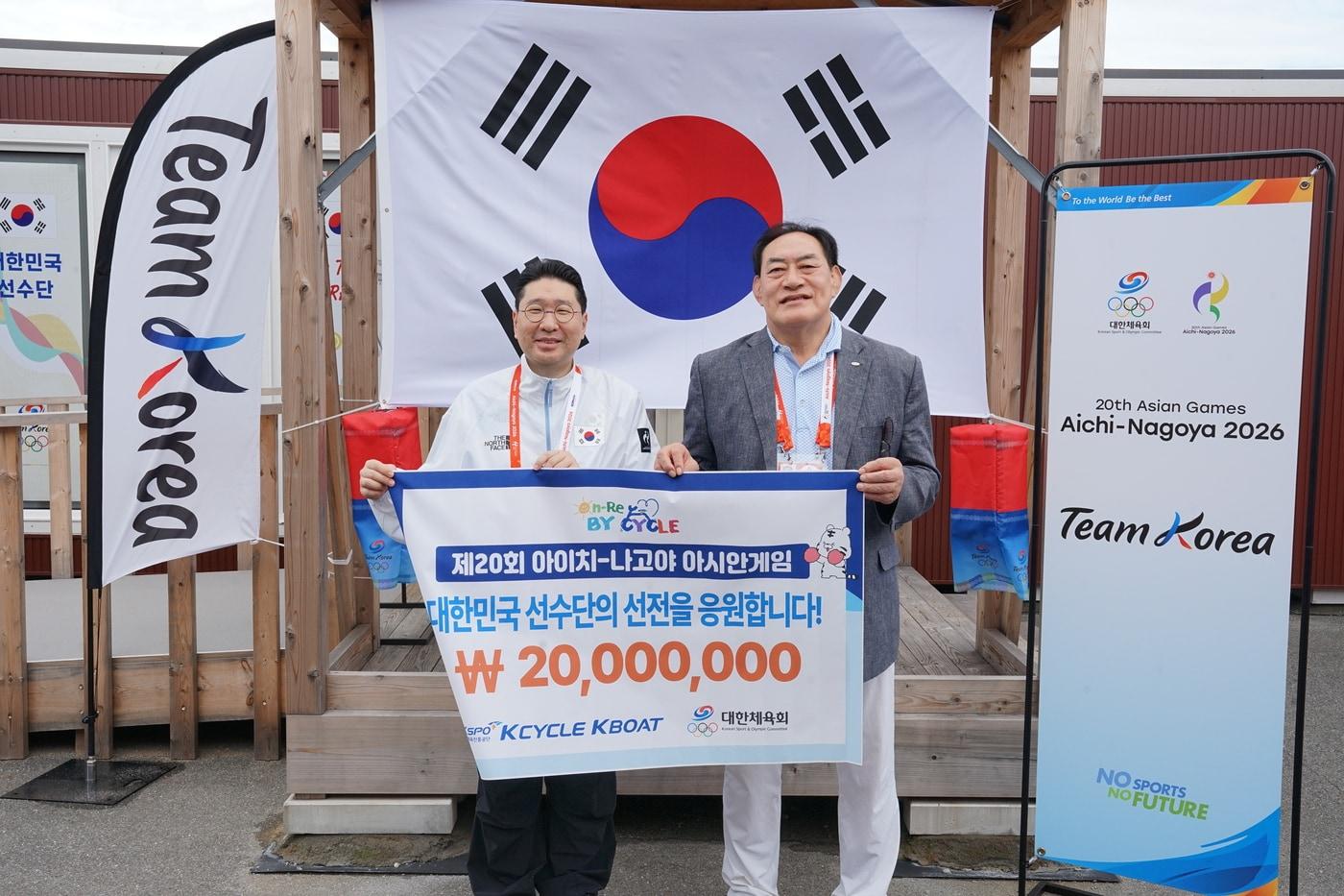 본문 이미지 - 하형주 서울올림픽기념국민체육진흥공단 이사장(오른쪽)이 21일 선수들을 위한 2000만 원의 격려금을 전달하는 모습. (국민체육진흥공단 제공. 재판매 및 DB 금지)