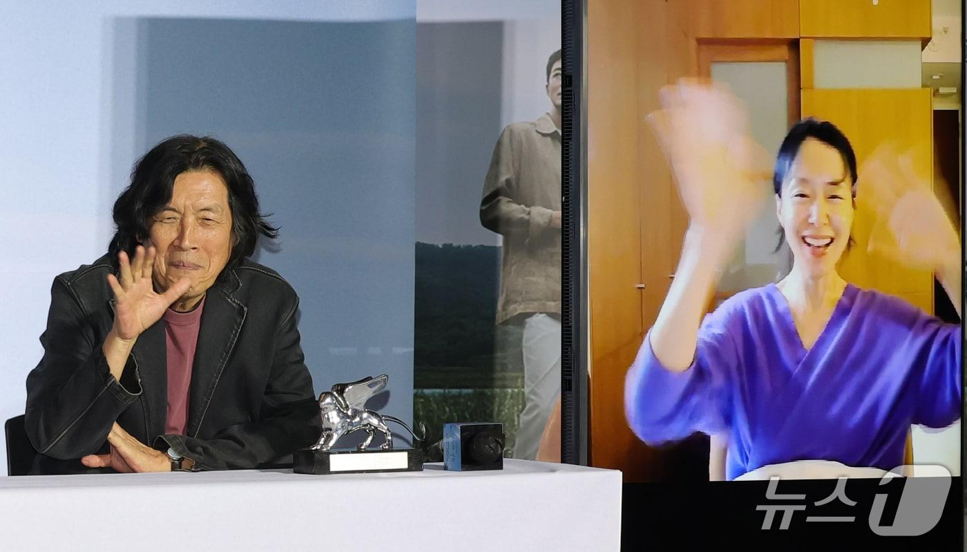 본문 이미지 - 이창동 감독(왼쪽)이 21일 서울 용산구 CGV용산아이파크몰에서 열린 넷플릭스 영화 ‘가능한 사랑’ 기자간담회에서 연극으로 참석하지 못한 전도연과 화상으로 인사를 나누고 있다. ‘가능한 사랑’은 해고 노동자 부부와 다큐멘터리 감독 부부가 다큐멘터리 제작을 위해 만나 서로 다른 삶과 숨은 욕망을 마주하는 이야기를 그린 작품이다. 이창동 감독은 ‘가능한 사랑’으로 지난 12일(현지 시각) 이탈리아 베네치아에서 열린 제83회 베니스국제영화제에서 은사자상 심사위원상을 수상했다. 2026.9.21 ⓒ 뉴스1 권현진 기자
