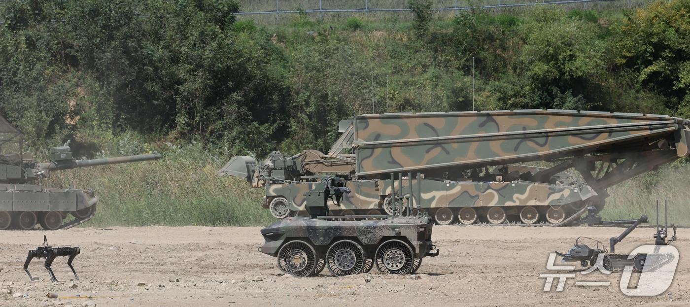 본문 이미지 - 21일 2026 지상군페스티벌에서 다족보행로봇, 다목적무인차량, 폭발물탐지 로봇 활용 전투시현을 하고 있다. 2026.9.21  (사진은 기사 내용과 무관함) / 뉴스1 ⓒ 뉴스1 김기태 기자