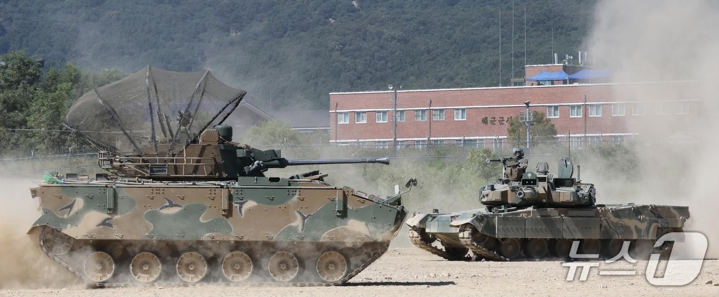 본문 이미지 - K2전차, K21 보병전투장갑차가 전투시현을 하고 있다. ⓒ 뉴스1 김기태 기자