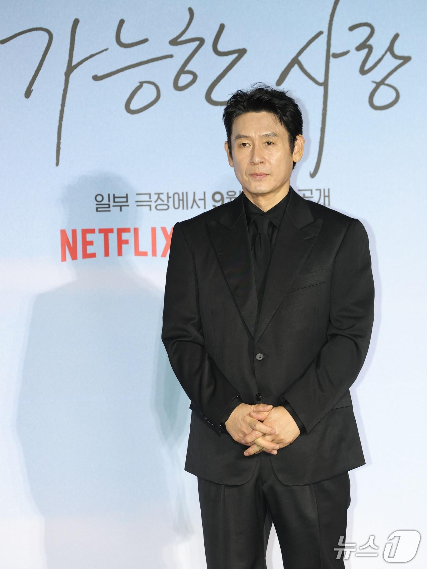 본문 이미지 - 배우 설경구가 21일 서울 용산구 CGV용산아이파크몰에서 열린 넷플릭스 영화 ‘가능한 사랑’ 기자간담회에 참석해 포즈를 취하고 있다. ‘가능한 사랑’은 해고 노동자 부부와 다큐멘터리 감독 부부가 다큐멘터리 제작을 위해 만나 서로 다른 삶과 숨은 욕망을 마주하는 이야기를 그린 작품이다. 이창동 감독은 ‘가능한 사랑’으로 지난 12일(현지 시각) 이탈리아 베네치아에서 열린 제83회 베니스국제영화제에서 은사자상 심사위원상을 수상했다. 2026.9.21 ⓒ 뉴스1 권현진 기자