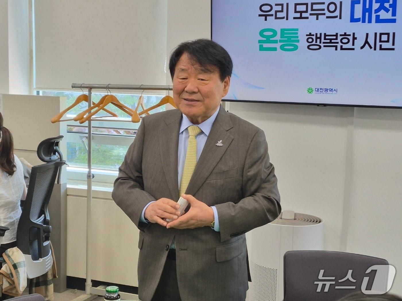 본문 이미지 - 염홍철 2027 충청 유니버시아드 조직위원장이 21일 대전시청 기자실을 찾아 협조를 당부하고 있다. (박종명 기자) / 뉴스1