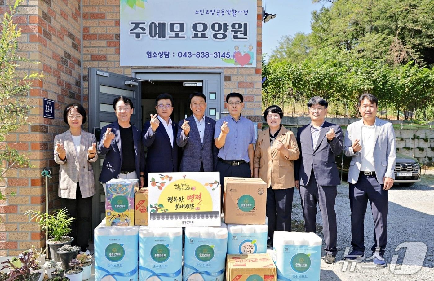 본문 이미지 - 증평군의회 사회복지시설에 위문품 전달.(증평군의회 제공. 재판매 및 DB 금지).2026.9.21/뉴스1