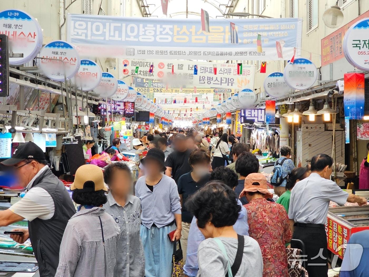 본문 이미지 - 21일 창원시 마산어시장이 제수를 사기 위한 시민들로 북적이고 있다. 2026.9.21 ⓒ 뉴스1 박민석 기자