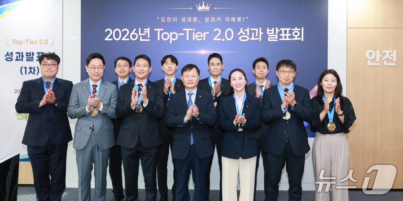 본문 이미지 - 한국서부발전은 21일 충남 태안 본사에서 경영혁신 프로젝트 ‘톱티어 2.0 서부가(家) 그린(Green) 대로(大路)’의 성과 발표회 진행 후 기념촬영을 하고 있다.(서부발전 제공. 재판매 및 DB 금지)
