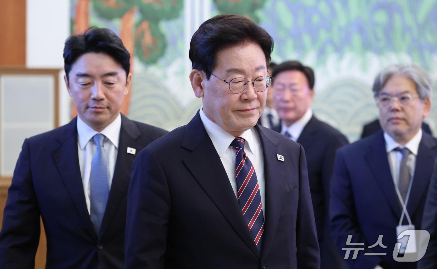 본문 이미지 - 이재명 대통령이 21일 청와대에서 열린 수석보좌관회의에서 발언하고 있다. 왼쪽은 이날 오전 사의를 표명한 강훈식 비서실장. 2026.9.21 ⓒ 뉴스1 이재명 기자