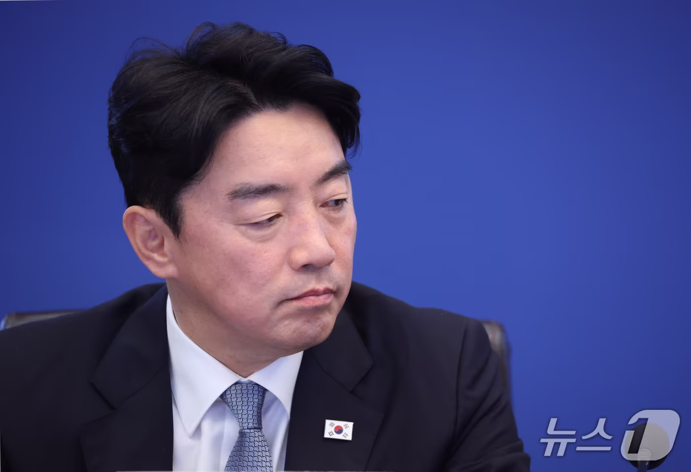 본문 이미지 - 사의를 표명한 강훈식 비서실장이 21일 청와대에서 열린 수석보좌관회의에 참석해 있다. 2026.9.21 ⓒ 뉴스1 이재명 기자