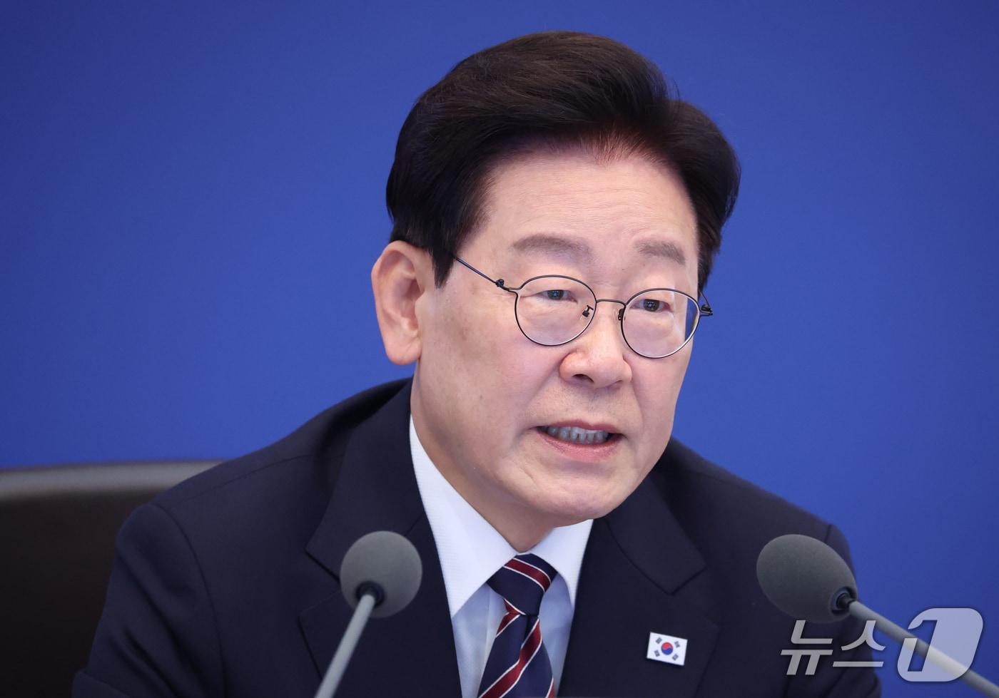본문 이미지 - 이재명 대통령이 21일 청와대에서 열린 수석보좌관회의에서 발언하고 있다. 왼쪽은 이날 오전 사의를 표명한 강훈식 비서실장. ⓒ 뉴스1 이재명 기자