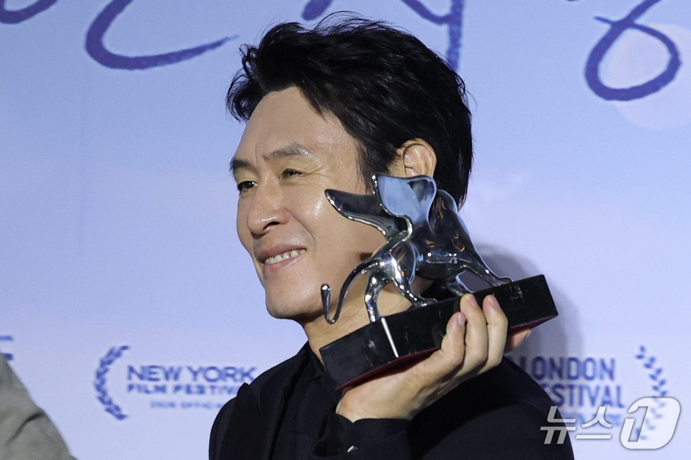 본문 이미지 - 배우 설경구가 21일 서울 용산구 CGV용산아이파크몰에서 열린 넷플릭스 영화 ‘가능한 사랑’ 기자간담회를 마친 뒤 은사자상을 들고 퇴장하고 있다.  2026.9.21 ⓒ 뉴스1 권현진 기자