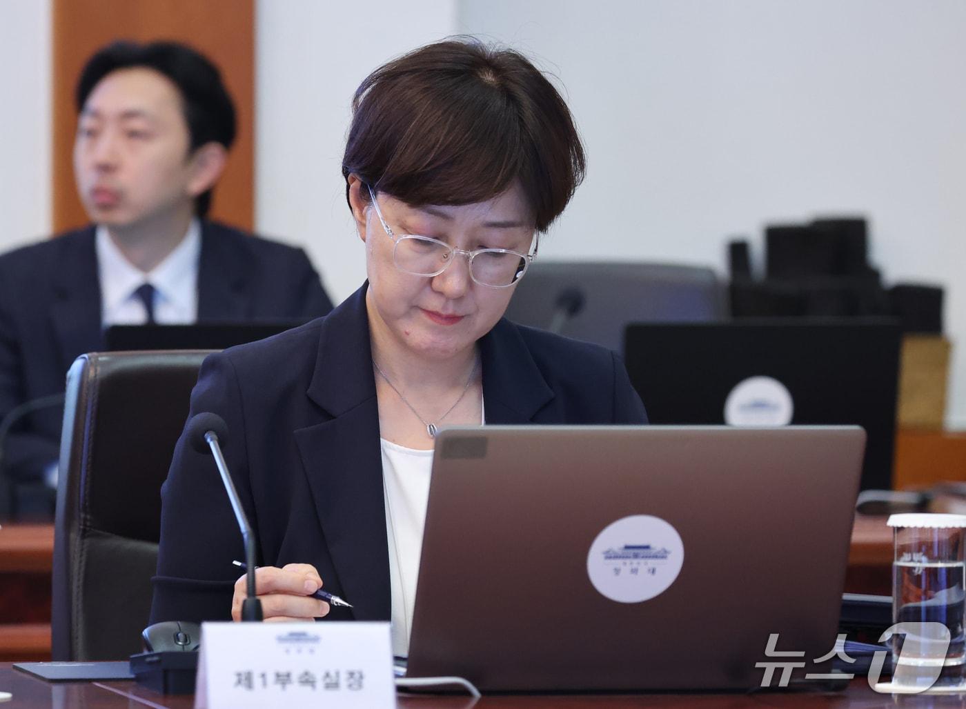 본문 이미지 - 김현지 제1부속실장이 21일 청와대에서 열린 수석 보좌관 회의에 참석해 있다. 2026.9.21 ⓒ 뉴스1 이재명 기자