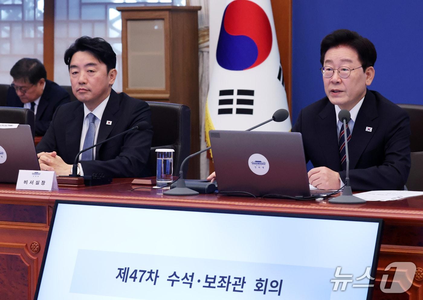 본문 이미지 - 이재명 대통령이 21일 청와대에서 열린 수석보좌관회의에서 발언하고 있다. 왼쪽은 이날 오전 사의를 표명한 강훈식 비서실장. 2026.9.21 ⓒ 뉴스1 이재명 기자