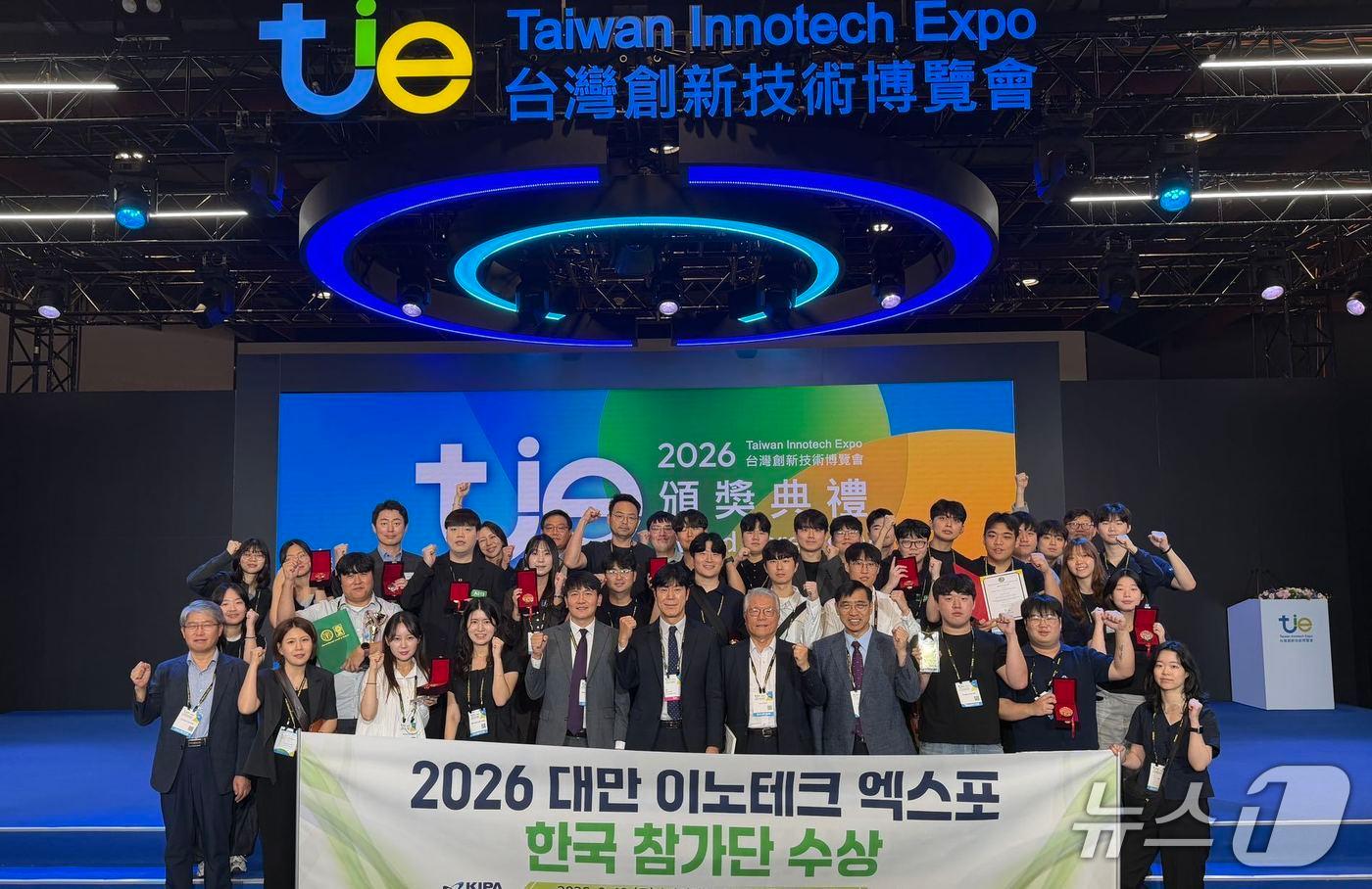 본문 이미지 - 지난 19일 2026 대만 이노테크 엑스포(TIE)에 기술을 출품해 수상한 기업 직원들이 기념사진을 촬영하고 있다. (동서발전 제공. 재판매 및 DB 금지) /뉴스1