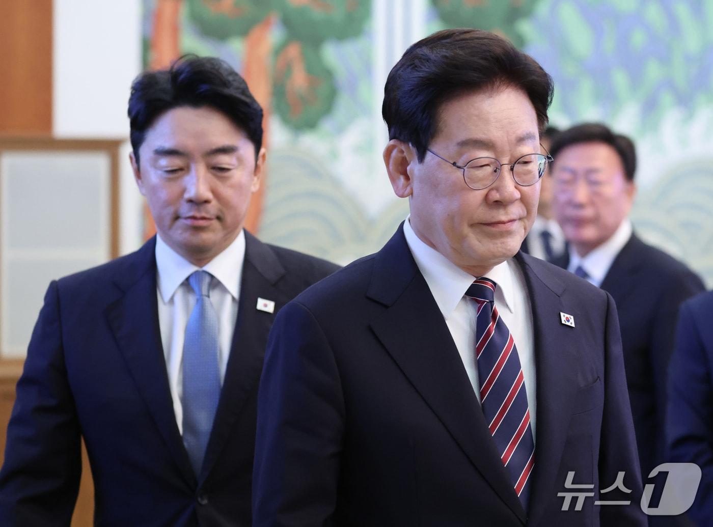 본문 이미지 - 이재명 대통령이 21일 청와대에서 열린 수석보좌관회의에서 참석하고 있다. 왼쪽은 이날 오전 사의를 표명한 강훈식 비서실장. 2026.9.21 ⓒ 뉴스1 이재명 기자
