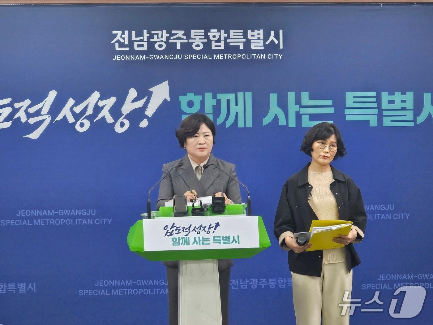 본문 이미지 - 배미경 전남광주통합특별시 대변인이 21일 광주청사에서 통합특별시 산하 지방공공기관 통합 상황에 대해 설명하고 있다. 2026.9.21/뉴스1 최성국 기자
