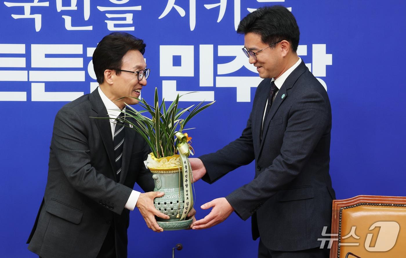 본문 이미지 - 김민석 더불어민주당 대표가 21일 오후 서울 여의도 국회 당대표실에서 오준호 기본소득당 대표를 접견하며 취임 축하난을 전달하고 있다. 2026.9.21 ⓒ 뉴스1 오대일 기자