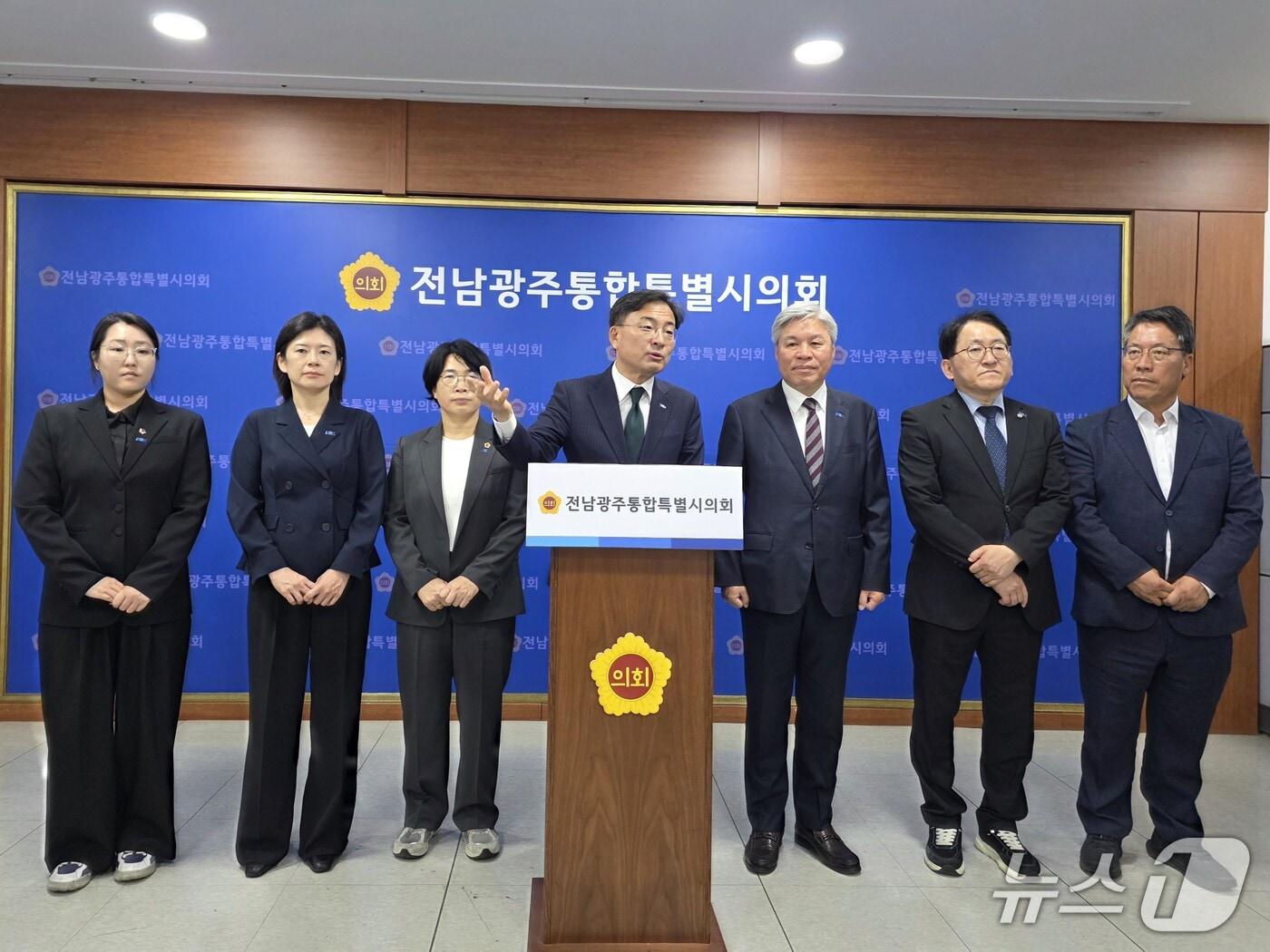 본문 이미지 - 신장식 조국혁신당 대표와 차규근 국회의원, 서왕진 전남광주통합특별시당위원장 등이 21일 전남광주통합특별시의회에서 기자회견을 하고 있다. ⓒ 뉴스1 서충섭 기자