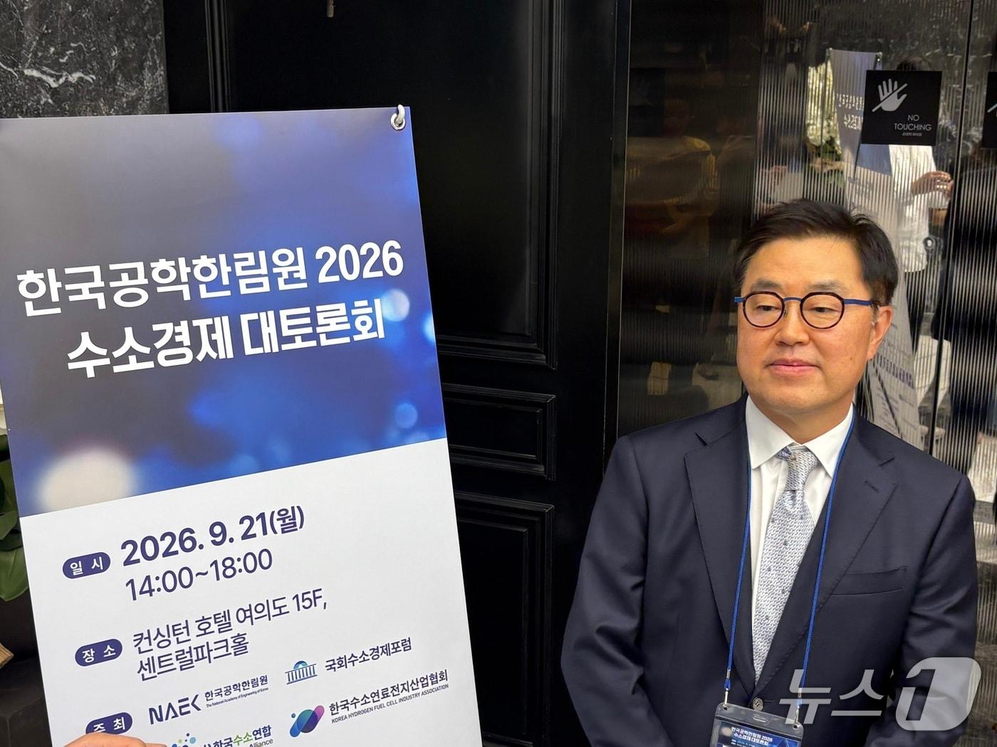 본문 이미지 - 신승규 현대자동차그룹 로봇·수소(RH) 프로젝트관리기구(PMO) 부사장이 21일 서울 여의도 켄싱턴호텔에서 한국공학한림원과 국회수소경제포럼이 주최한 '수소 경제 대토론회'에서 취재진과 만나 인터뷰하고 있다. 2026.9.21/뉴스1 김성식 기자