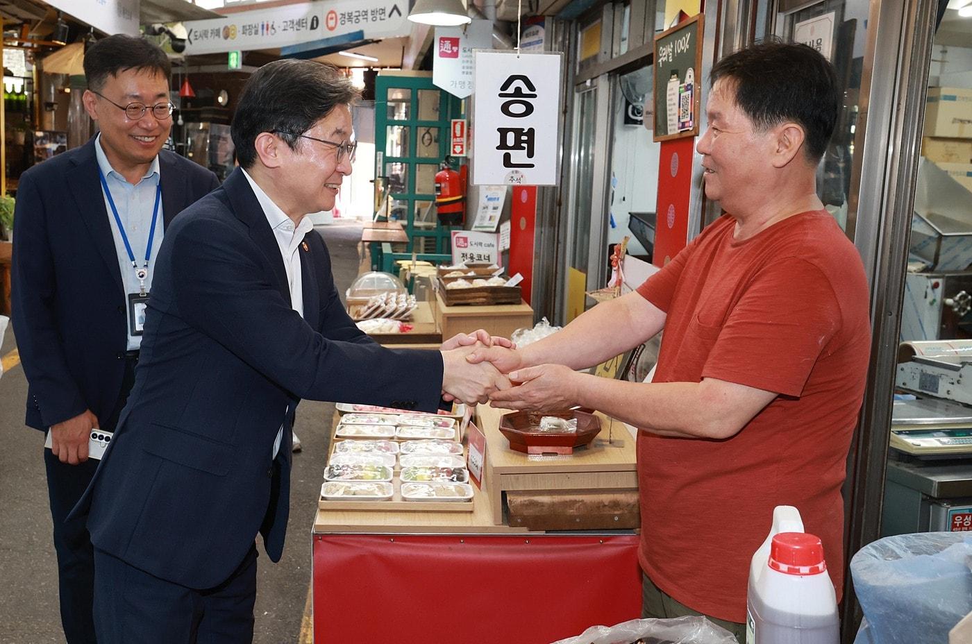 본문 이미지 - 이억원 금융위원장이 추석 명절을 앞둔 21일 오후 서울 종로구 통인시장에 방문해 고기, 한과, 송편 등을 구입하며, 시장상인들로부터 최근 전통시장 경기와 애로사항을 청취했다(금융위 제공).