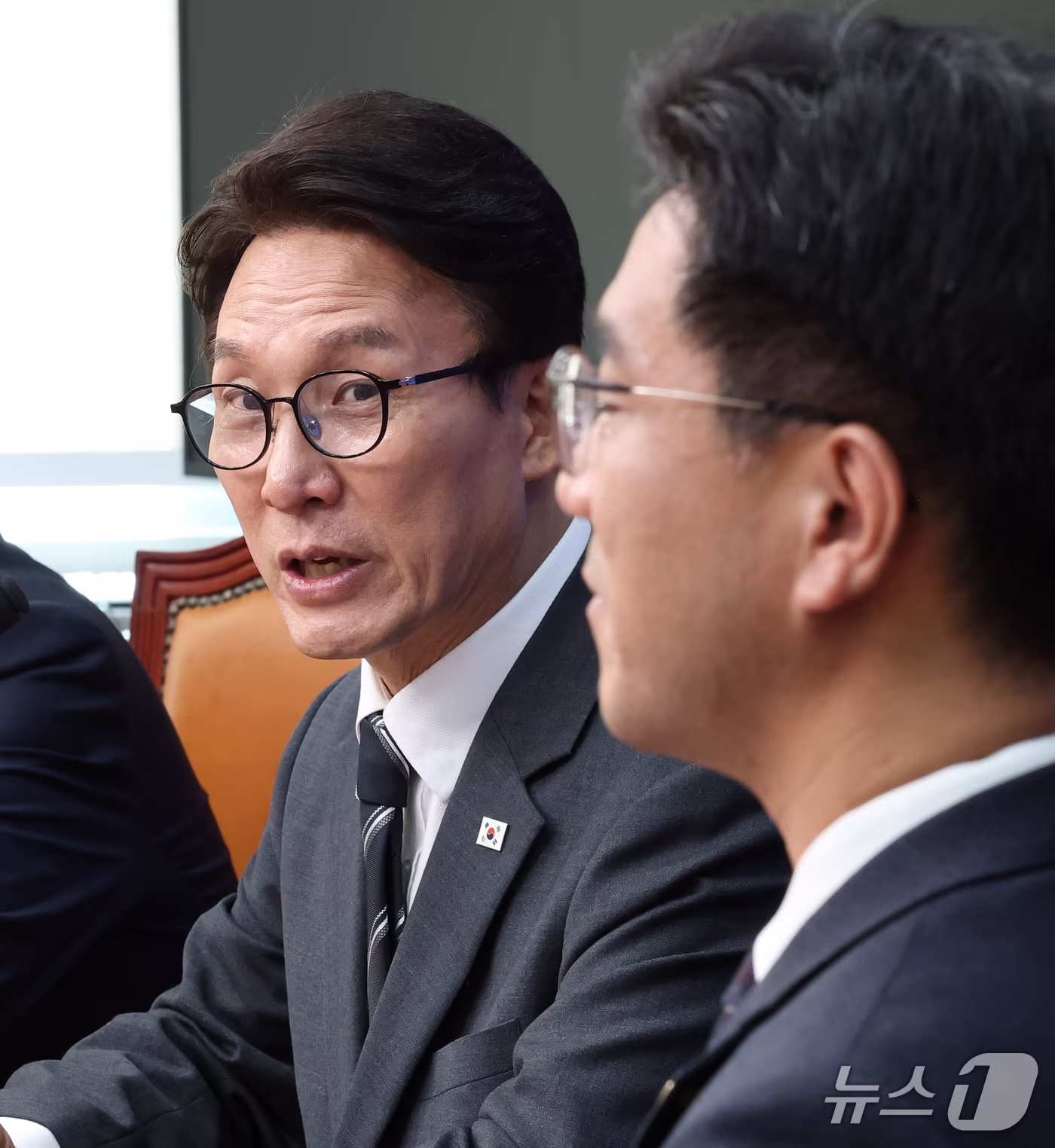 본문 이미지 - 김민석 더불어민주당 대표가 21일 오후 서울 여의도 국회 당대표실에서 오준호 기본소득당 대표를 접견하며 인사말을 하고 있다. 2026.9.21 ⓒ 뉴스1 오대일 기자