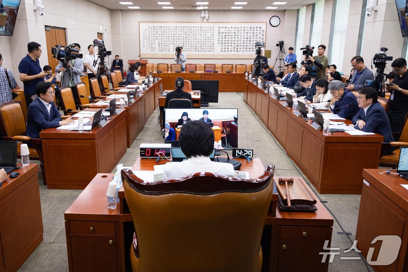 본문 이미지 - 국회 법제사법위원회 김의겸 더불어민주당 간사가 21일 서울 여의도 국회에서 열린 제439회 국회(정기회) 법제사법위원회 제7차 전체회의에서 조희대 대법원장 국정감사 증인 채택 관련 의사진행 발언을 하고 있다. 이날 국민의힘 위원들은 조희대 대법원장 국정감사 증인 채택에 반발해 박형수 간사 외 회의에 불참했고, 법사위는 기관증인들만 채택 후 일반증인 등은 추후 논의하기로 의결했다. 최길수 특별감찰관 후보자에 대한 인사청문보고서 역시 야당의 반대 의견으로 채택하지 못하고 다음 회의에서 논의하기로 했다. 2026.9.21 ⓒ 뉴스1 유승관 기자